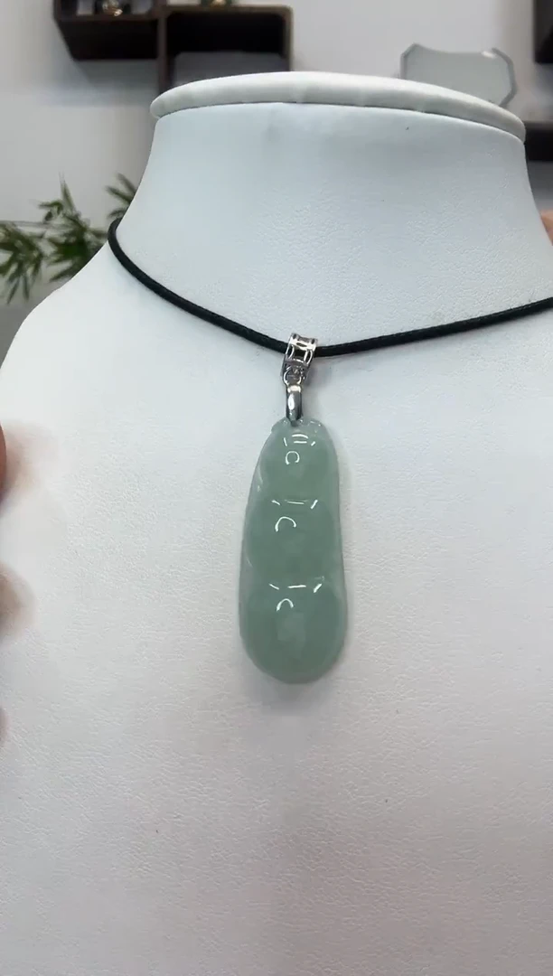 颈饰银S925镶嵌翡翠福豆