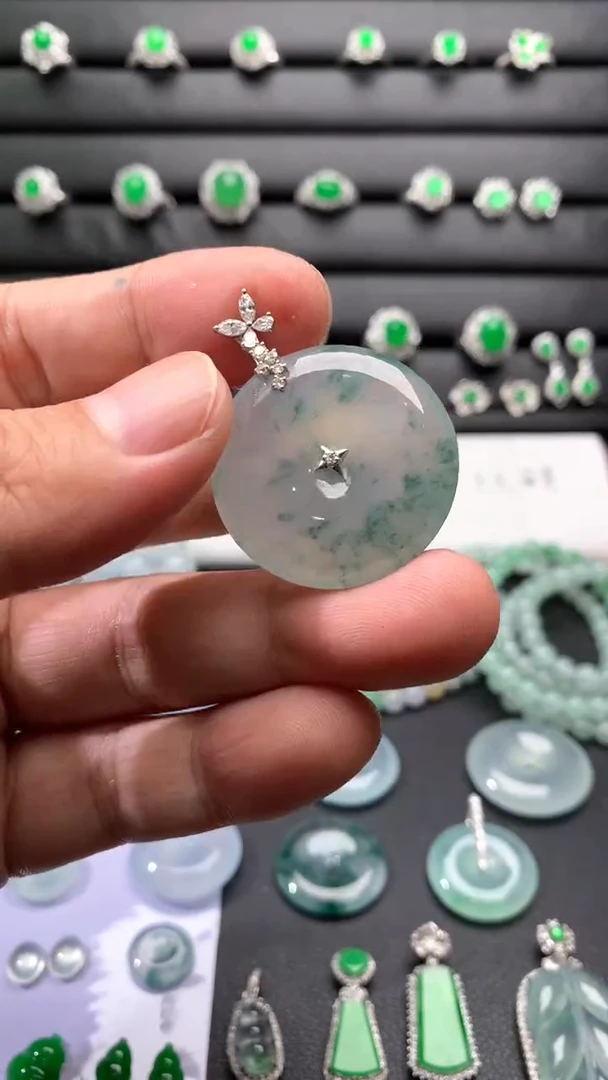 颈饰18K金镶嵌翡翠18K翡翠