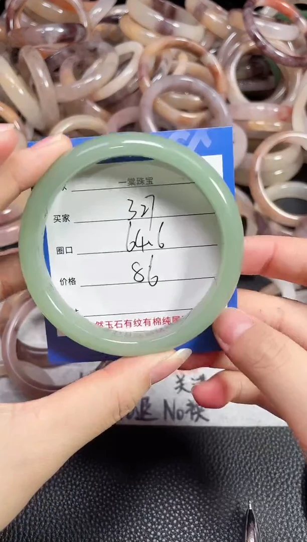未镶嵌石英质玉手镯327