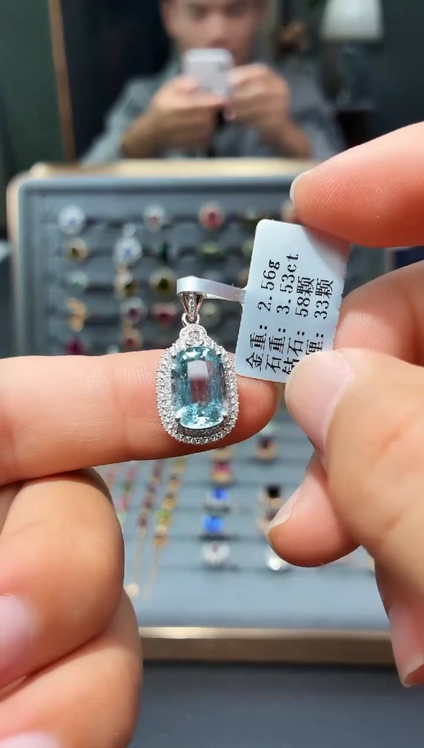 18K金镶嵌颈饰海蓝宝石3.53.