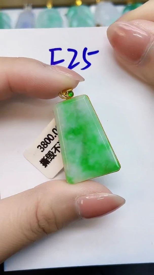 翡翠18K金镶嵌颈饰0000000000