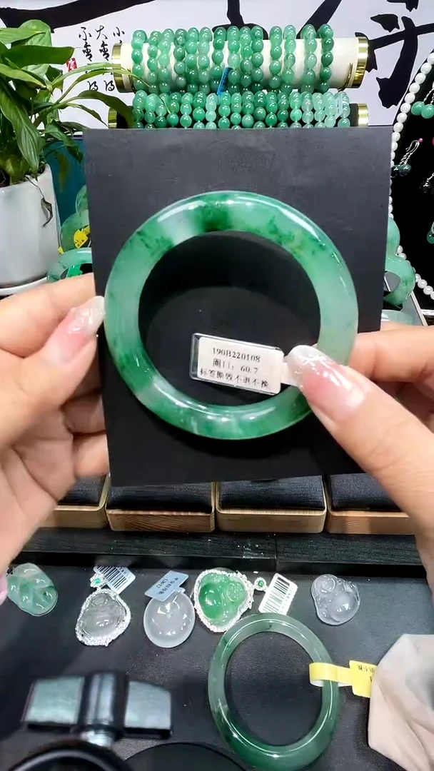 未镶嵌手镯石英质玉（非洲翠）手镯