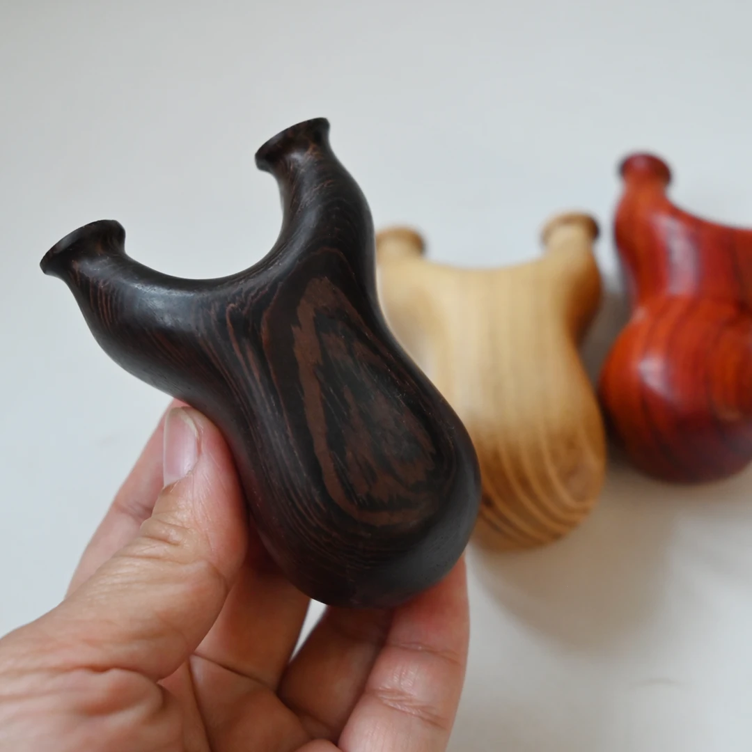 纯手工打磨迷你实木瑕疵小掌中宝材质随机玩具弹弓一把（52.12左右