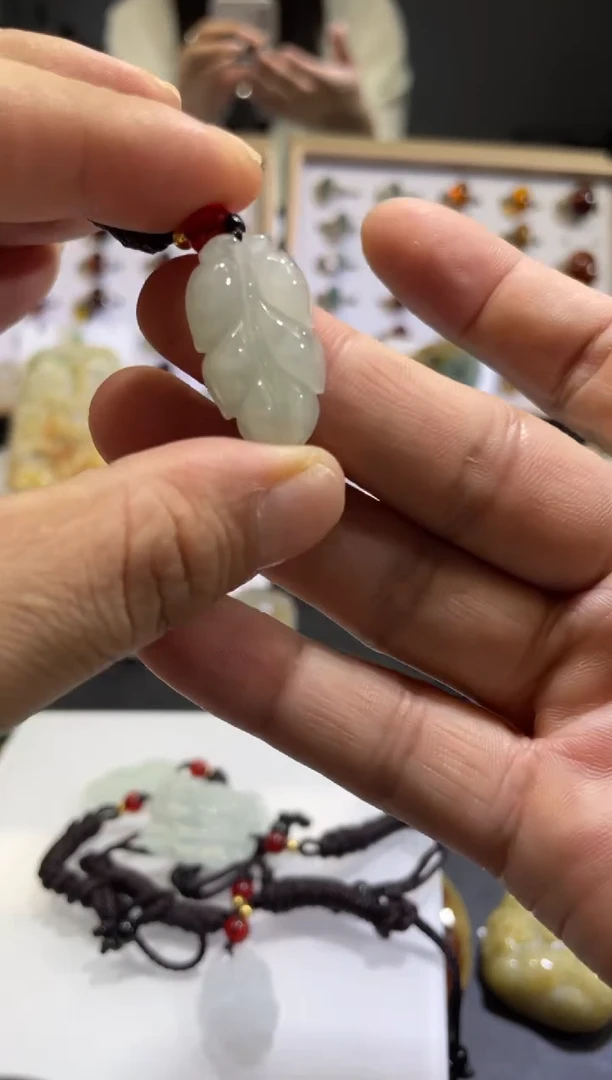 翡翠未镶嵌颈饰叶子吊坠