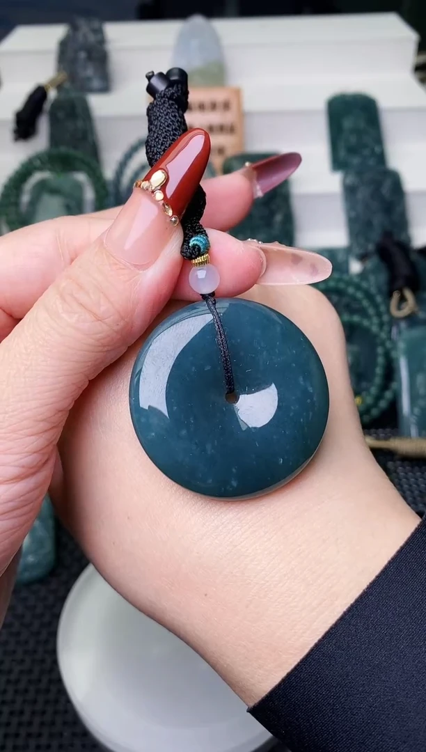 颈饰未镶嵌翡翠