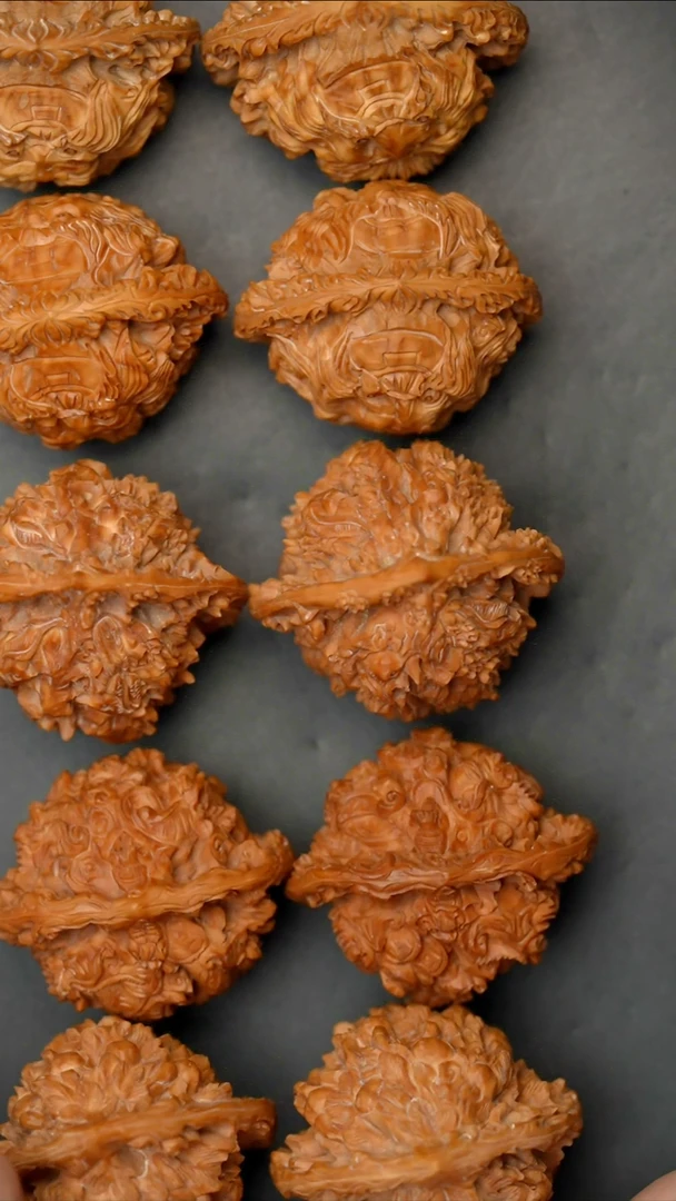 文玩核桃把件雕刻核桃（题材随机）