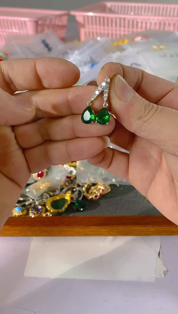 【闪购商品】水晶颈饰银S925镶嵌654红宝，蓝宝，多样性发一件赠链