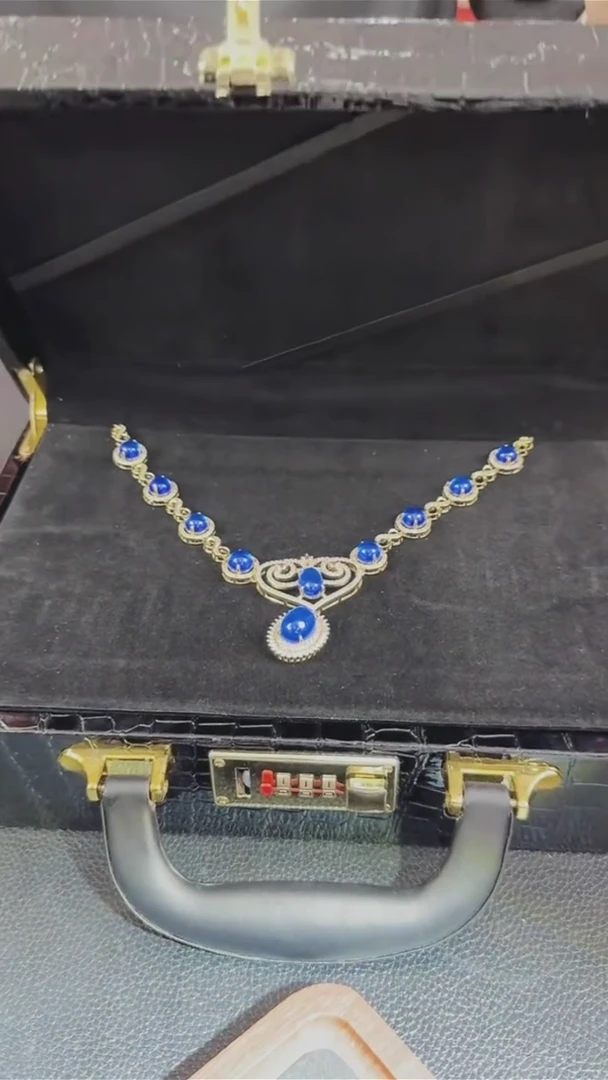 颈饰足金镶嵌合成（培育）蓝宝石百***选项链