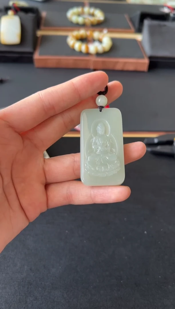 【闪购商品】和田玉吊坠(赠链)未镶嵌且末微色差近矿