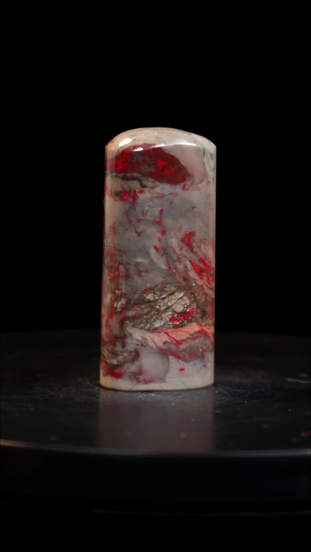 昌化石牛角鸡血石