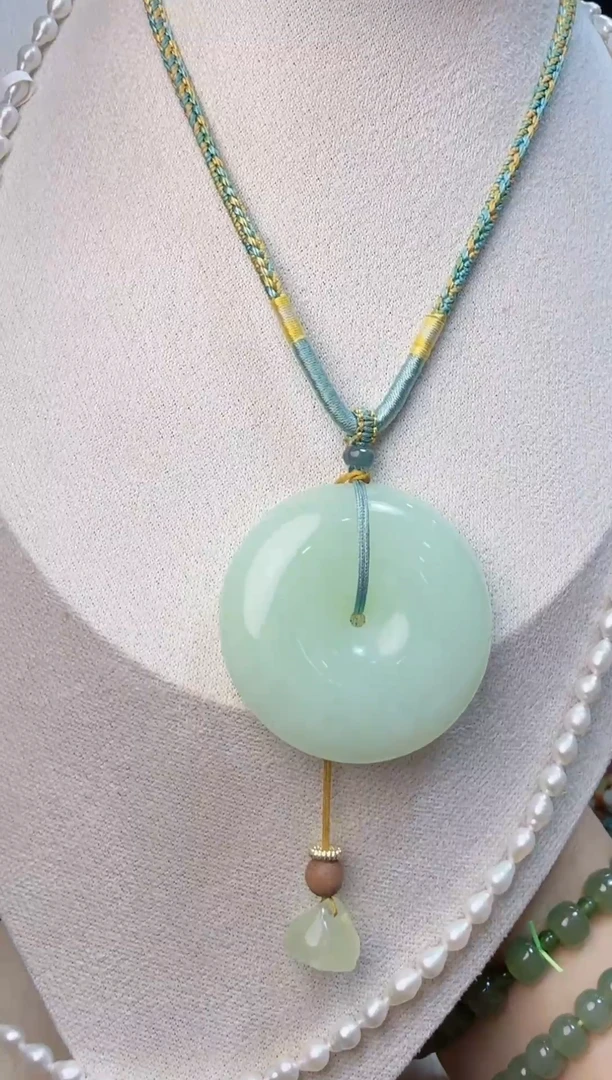 未镶嵌岫玉颈饰平安扣