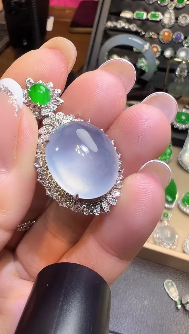 颈饰18K金镶嵌翡翠蛋面