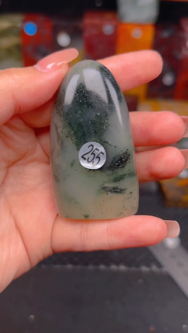 玉桂林鸡血玉摆件 编号：255