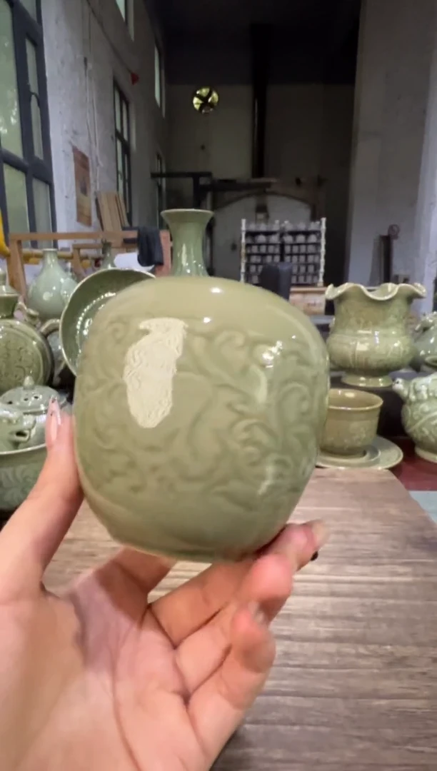 微瑕耀州窑莲纹罐