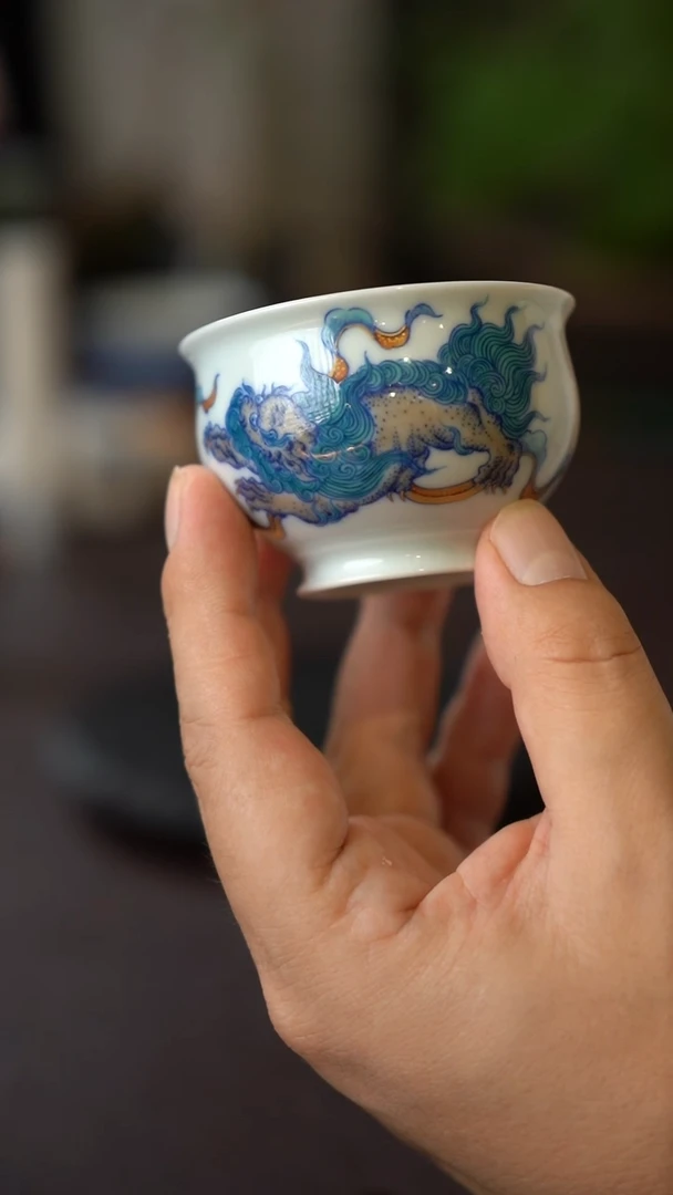 景德镇全手工手绘斗彩狮子主人杯