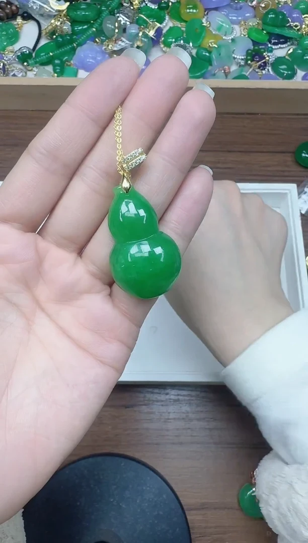 吊坠(赠链)未镶嵌翡翠绿大葫芦
