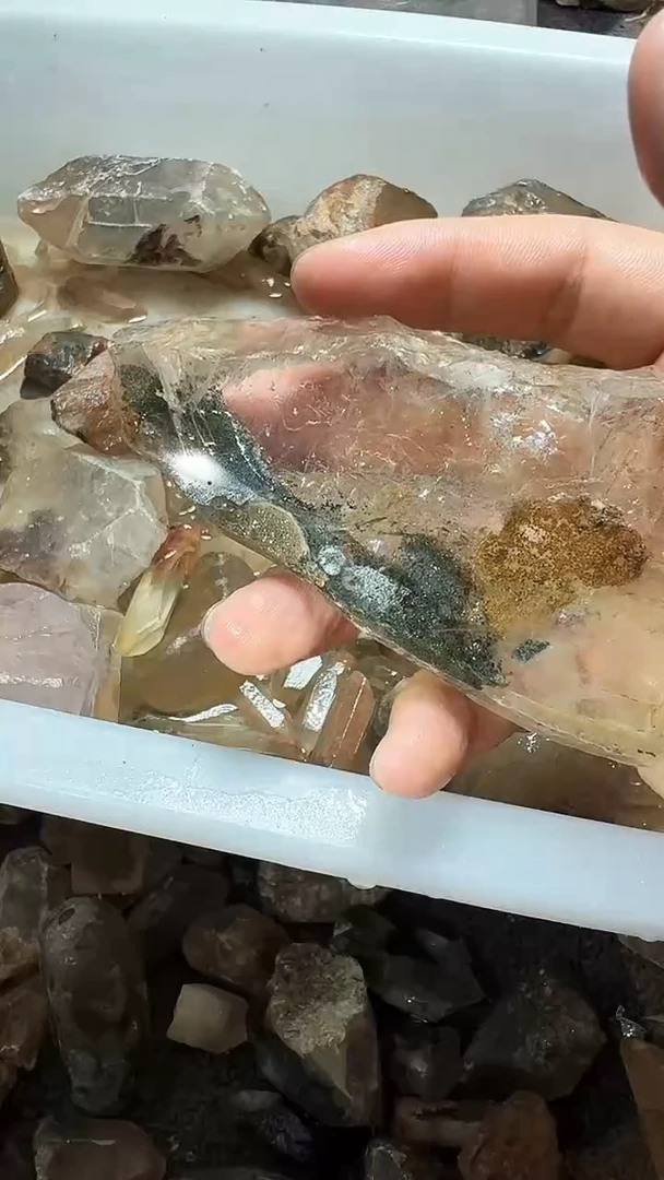 水晶珠宝半成品未镶嵌是****狼灰狼，水晶