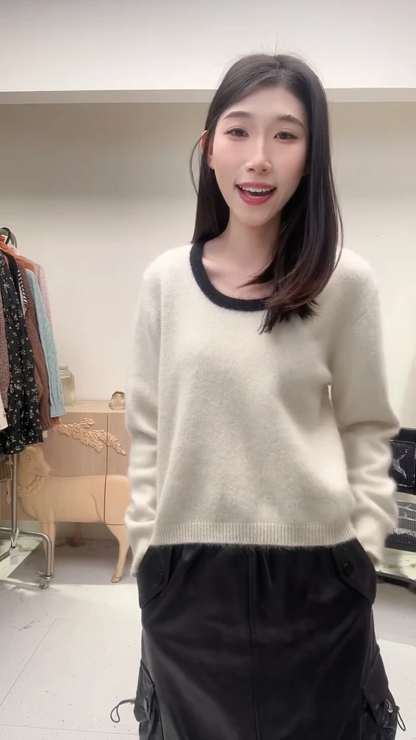 纯色U领宽松上衣