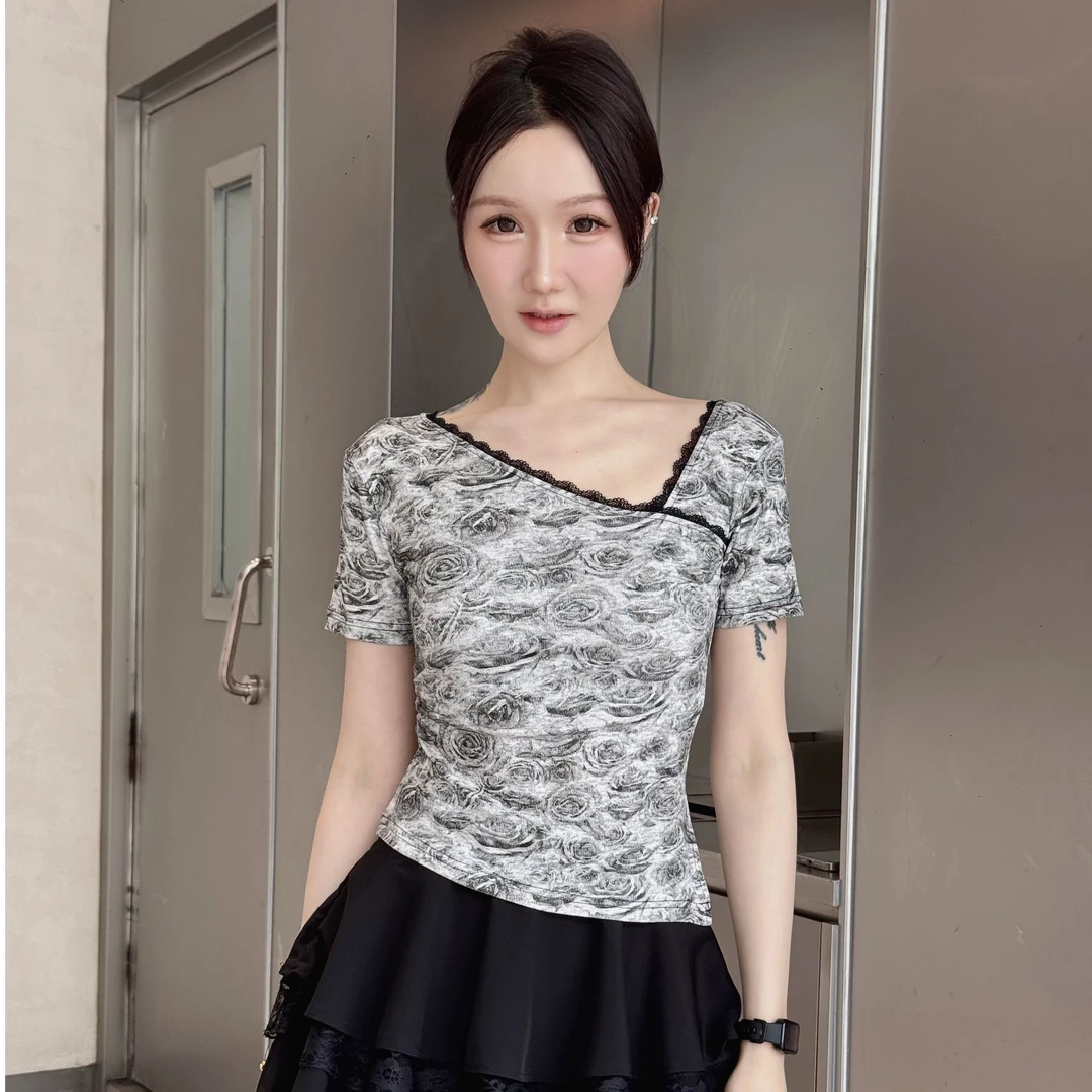 歪领玫瑰印花黑边弹力棉女修身显瘦设计性感显瘦束腰多穿短款T恤