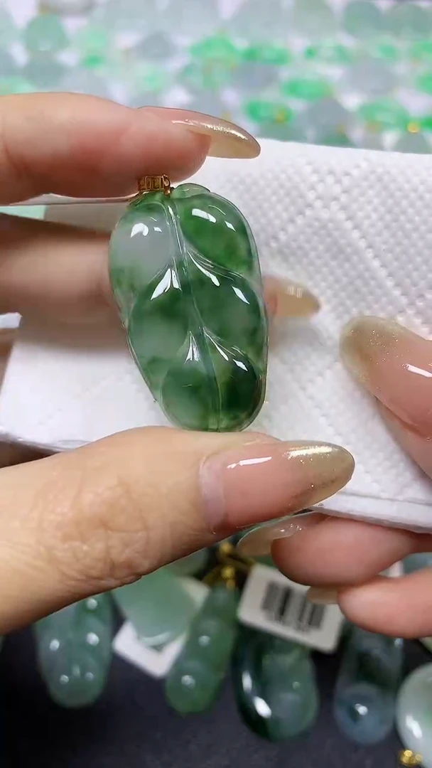 颈饰18K金镶嵌翡翠A货