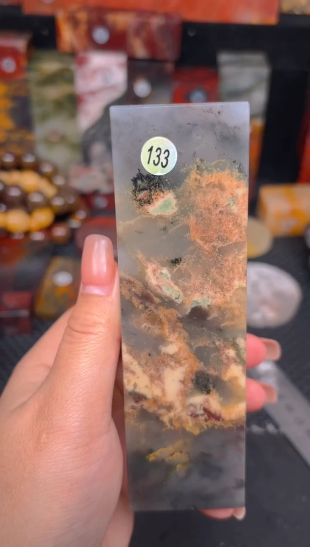 玉桂林鸡血玉摆件 编号：133