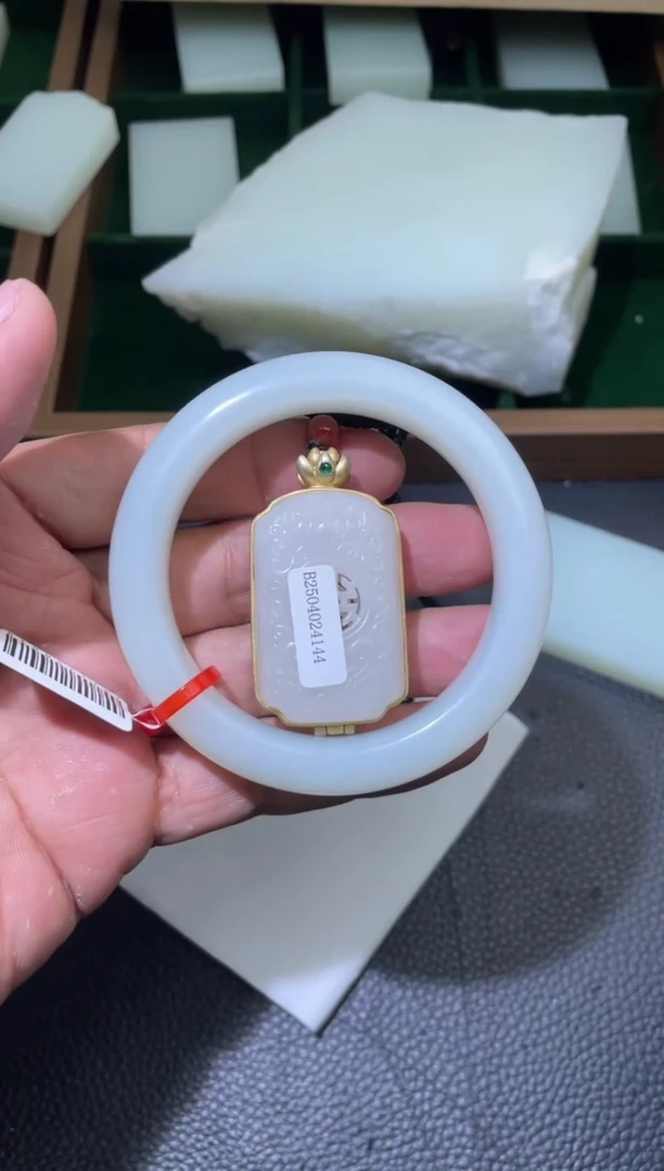 定制和田玉愿****莲手镯