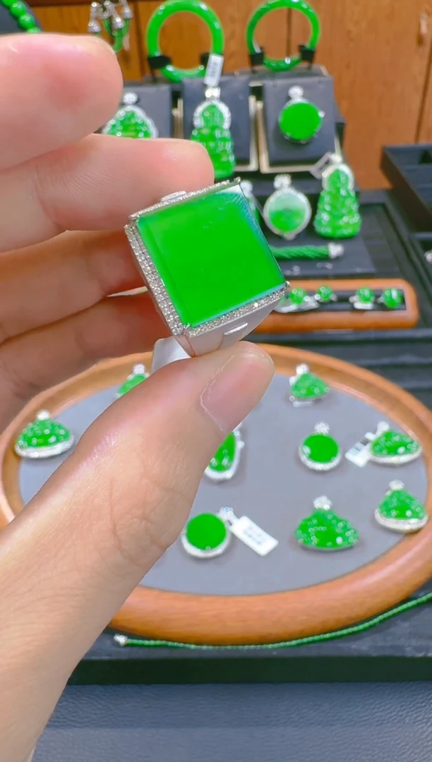 18K金镶嵌戒指翡翠天然A货翡翠