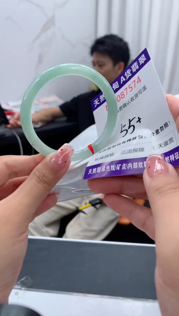 未镶嵌手镯翡翠有纹，完美者勿拍