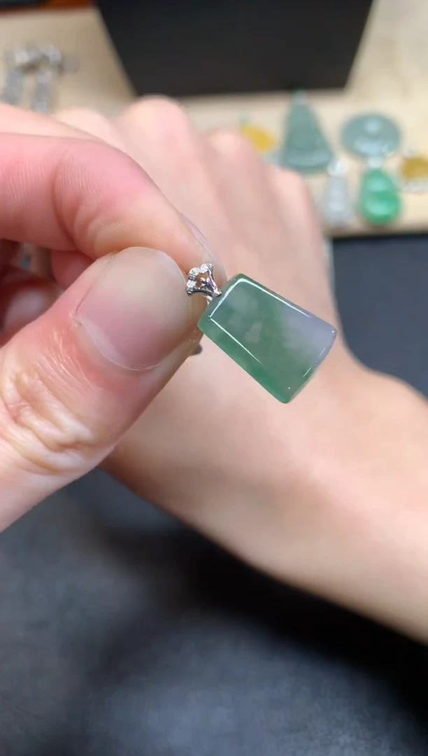 【闪购商品】翡翠颈饰18K金镶嵌无事牌【无服务费】