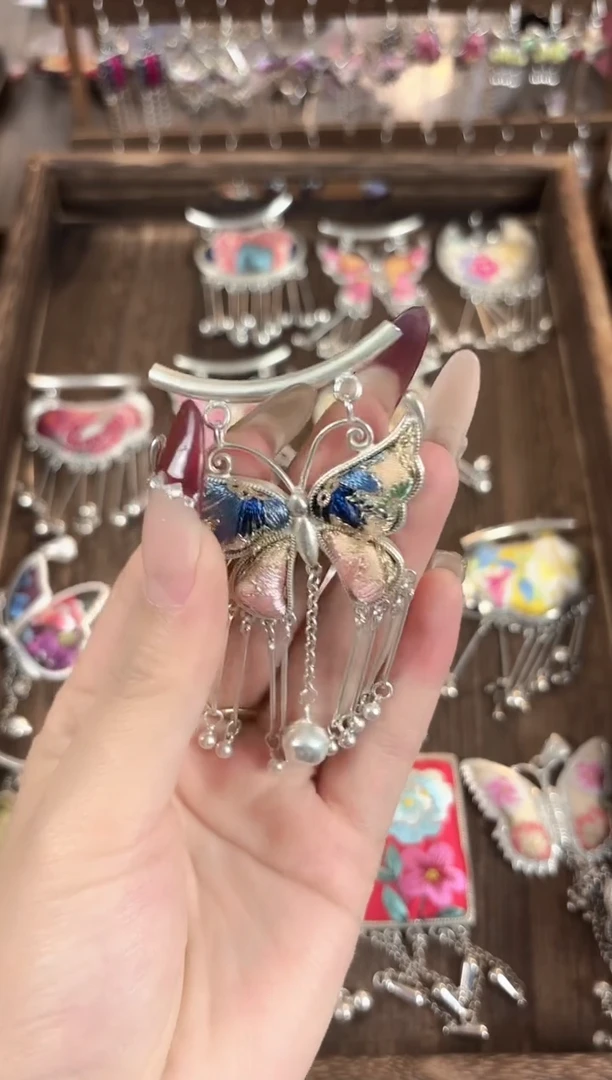 织绣彩云南阁非遗老绣饰品010