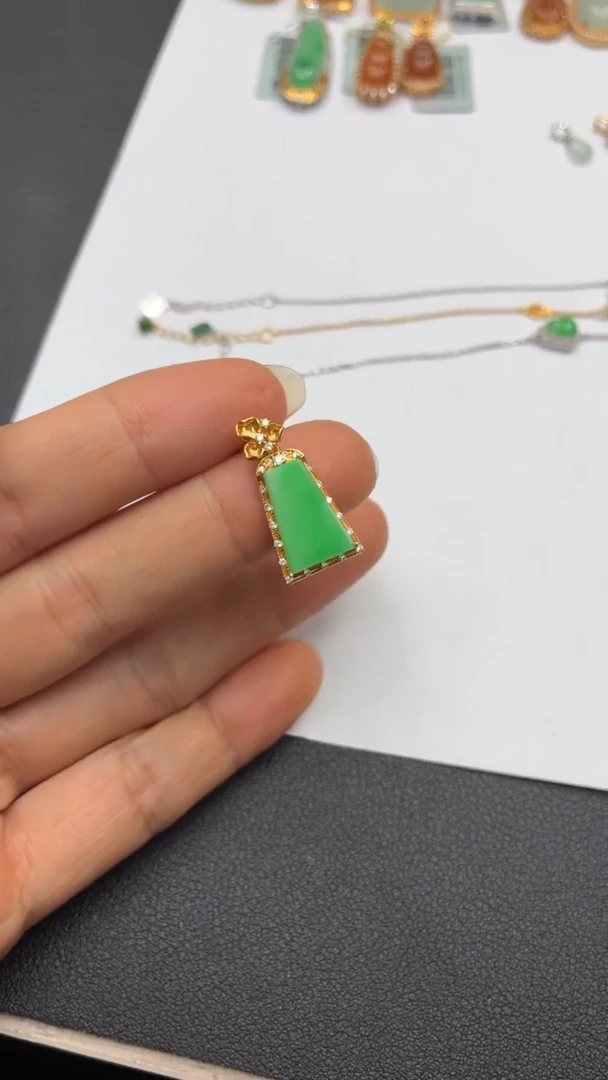 颈饰18K金镶嵌翡翠天然翡翠A货