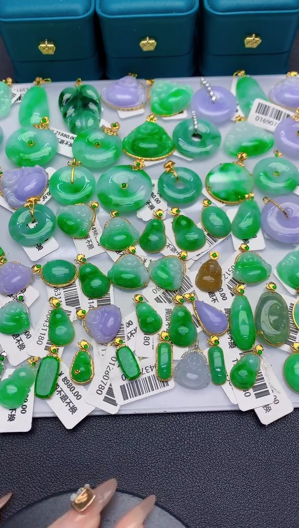 颈饰18K金镶嵌翡翠缅甸天然翡翠A货