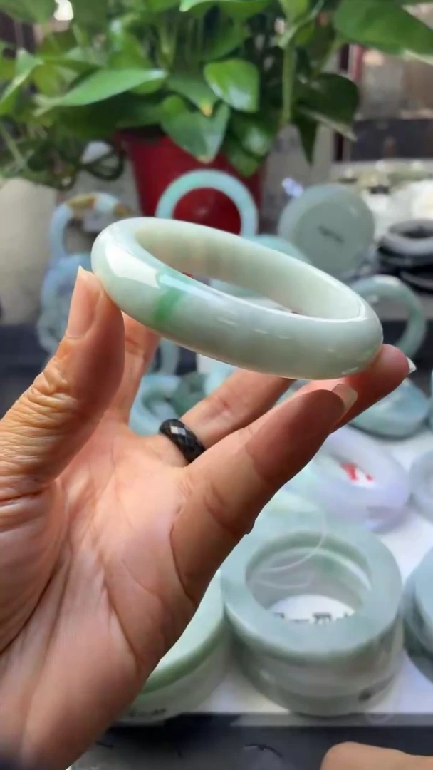 翡翠手镯未镶嵌缅甸天然翡翠手镯