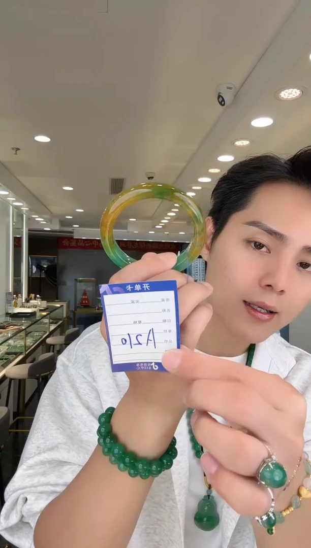 未镶嵌手镯石英质玉（非洲翠）57-58手镯手镯孤品微瑕，介意慎拍