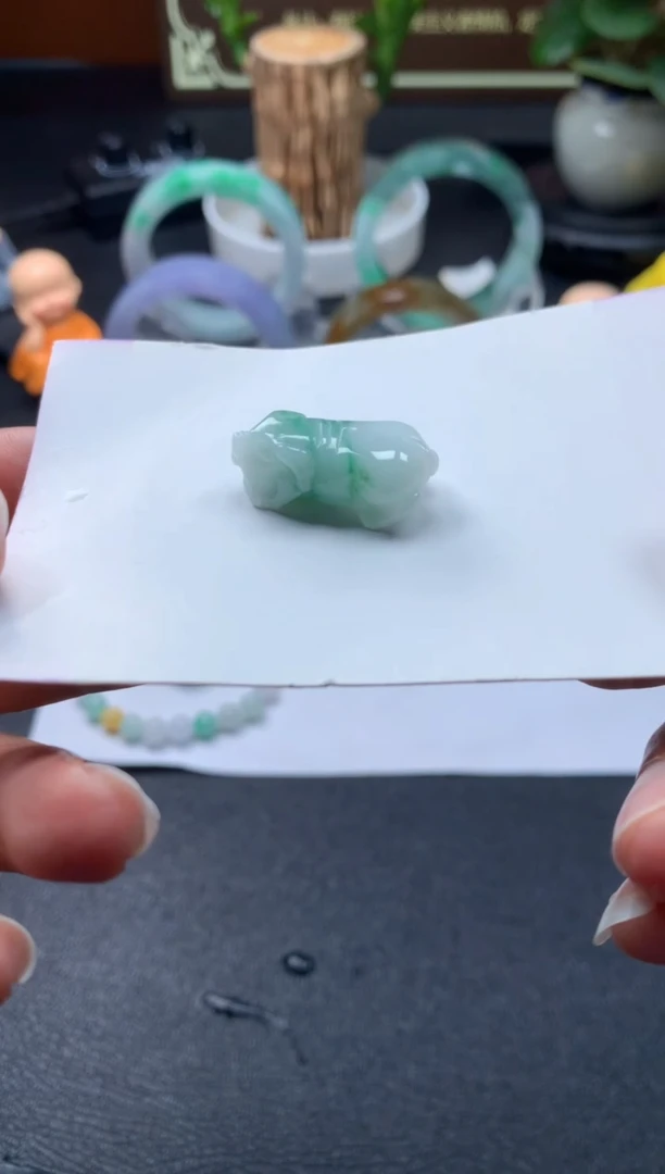 翡翠未镶嵌颈饰小猪挂件