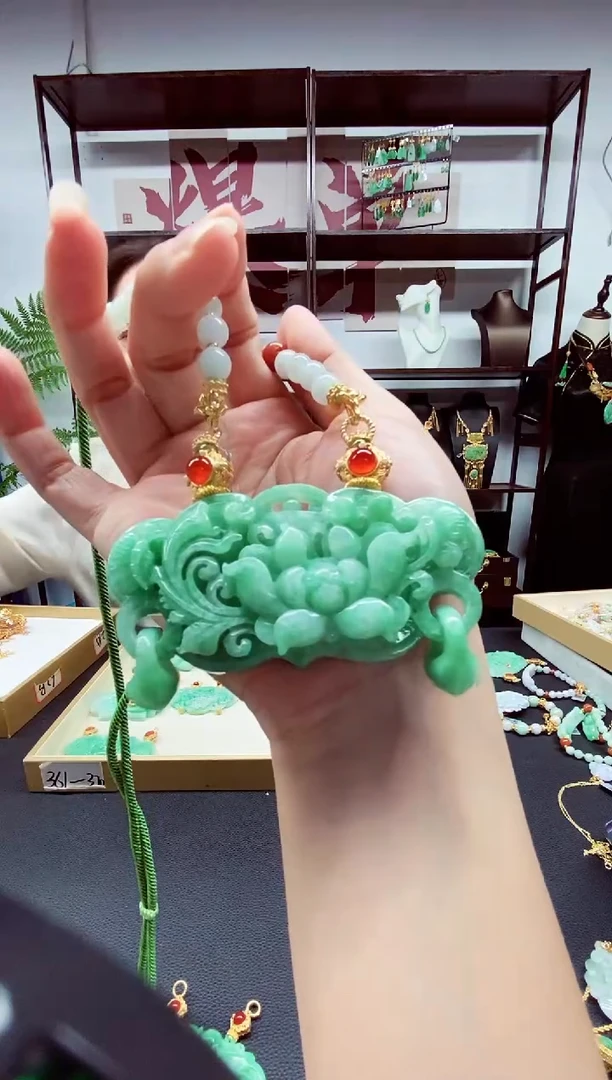 翡翠未镶嵌颈饰翡翠吊坠