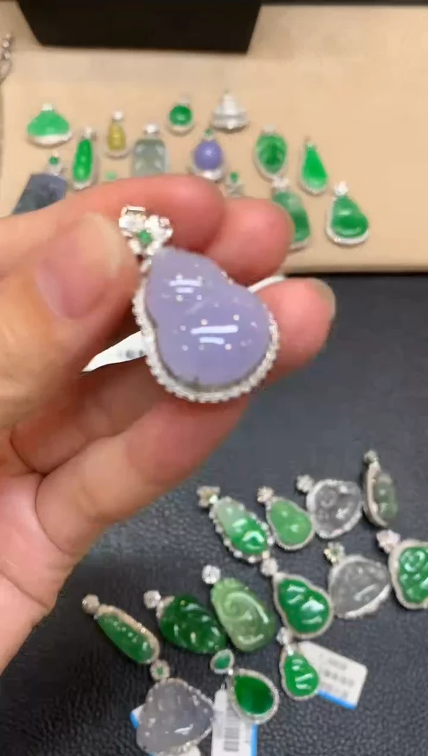 颈饰18K金镶嵌翡翠葫芦【无服务费