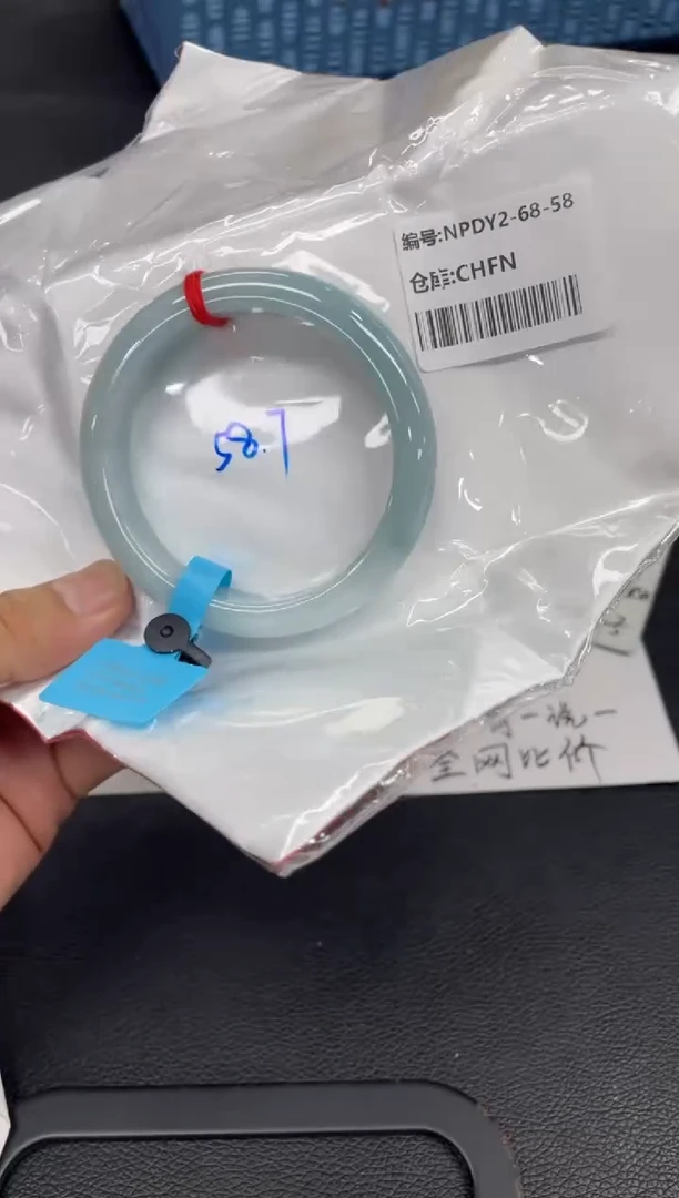 翡翠手镯未镶嵌翡翠手镯