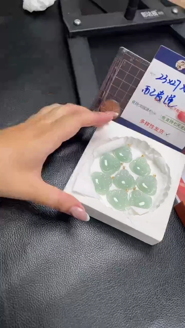 翡翠挂件18K金镶嵌冰绿佛公多样性发其一CP15配绳