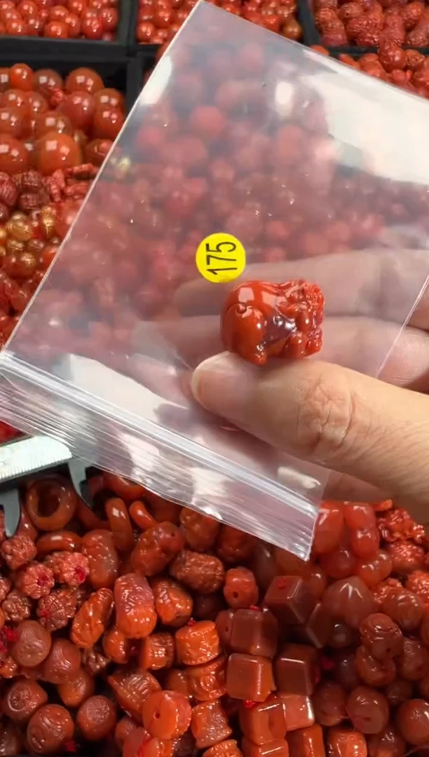 南红玛瑙未镶嵌颈饰1