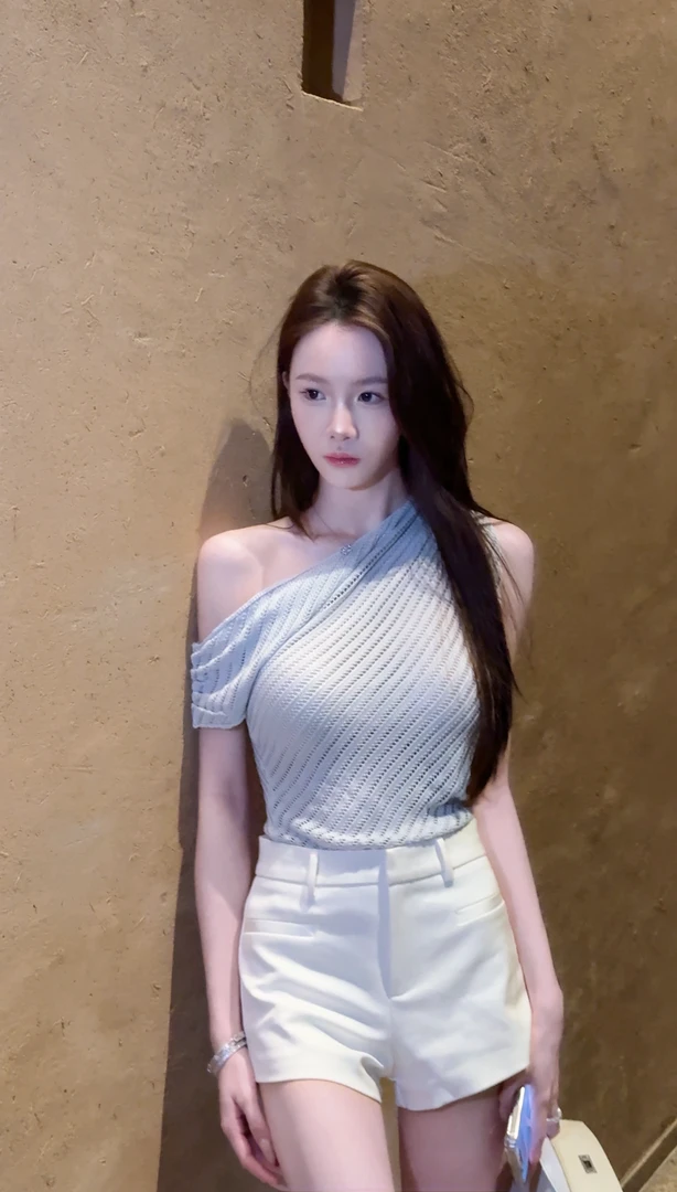 OXNA 【豆沙公主】巨显白豆沙粉斜肩露肩设计感镂空针织衫8134