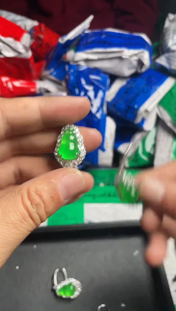 强子收货--所见即所得--多样性发货--CT53绿色葫芦耳钩