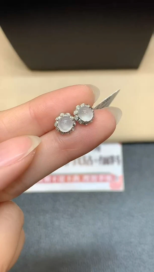 18K金镶嵌翡翠耳饰【无鉴赏期】蛋面【无服务费