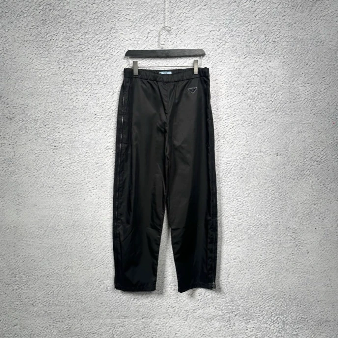 未使用 Prada/普拉达 黑色再生尼龙三角标伞兵长裤/42码