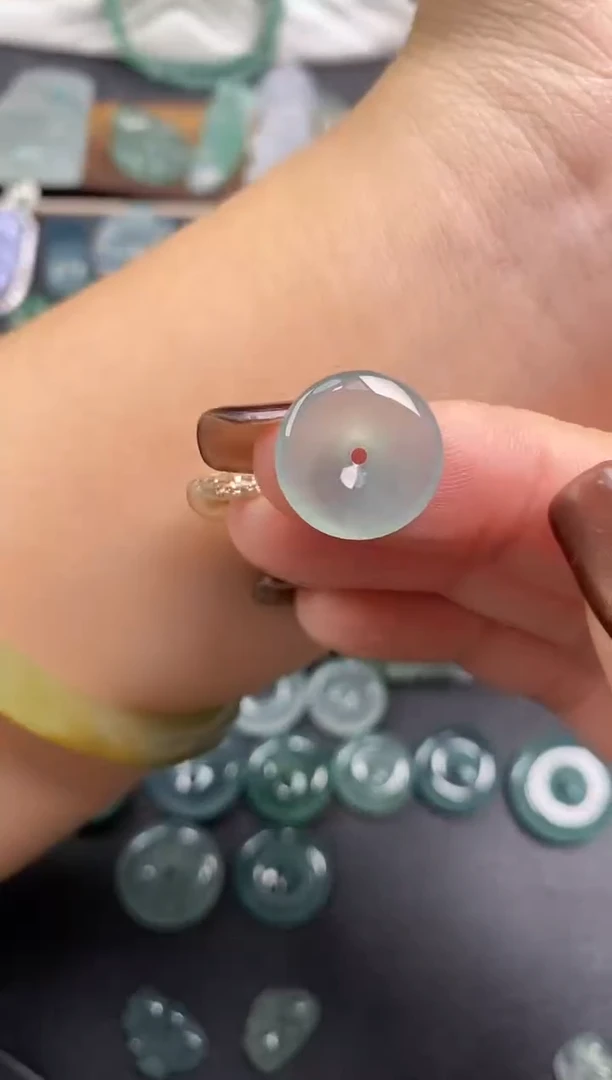 颈饰未镶嵌翡翠平安扣