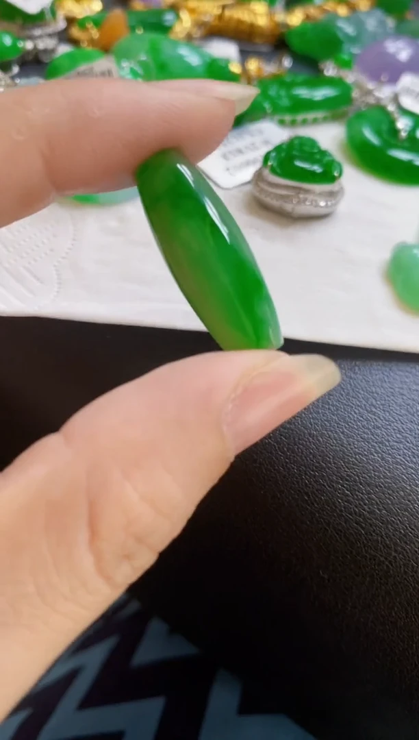 翡翠未镶嵌颈饰珠子