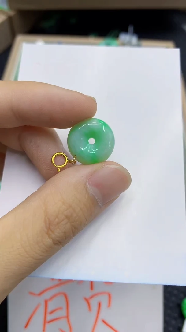 翡翠未镶嵌颈饰             1