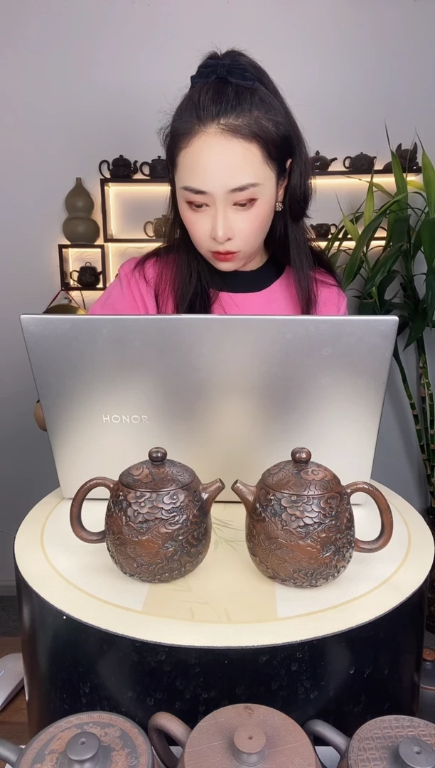 还*着建水紫陶九层浮雕龙壶两只