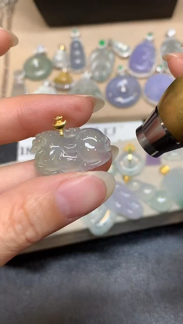 颈饰18K金镶嵌翡翠唐马【无服务费