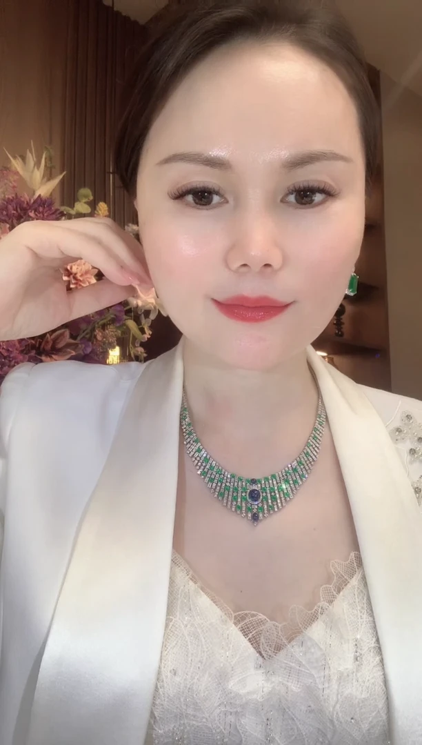 18K金镶嵌套链祖母绿天***春A37